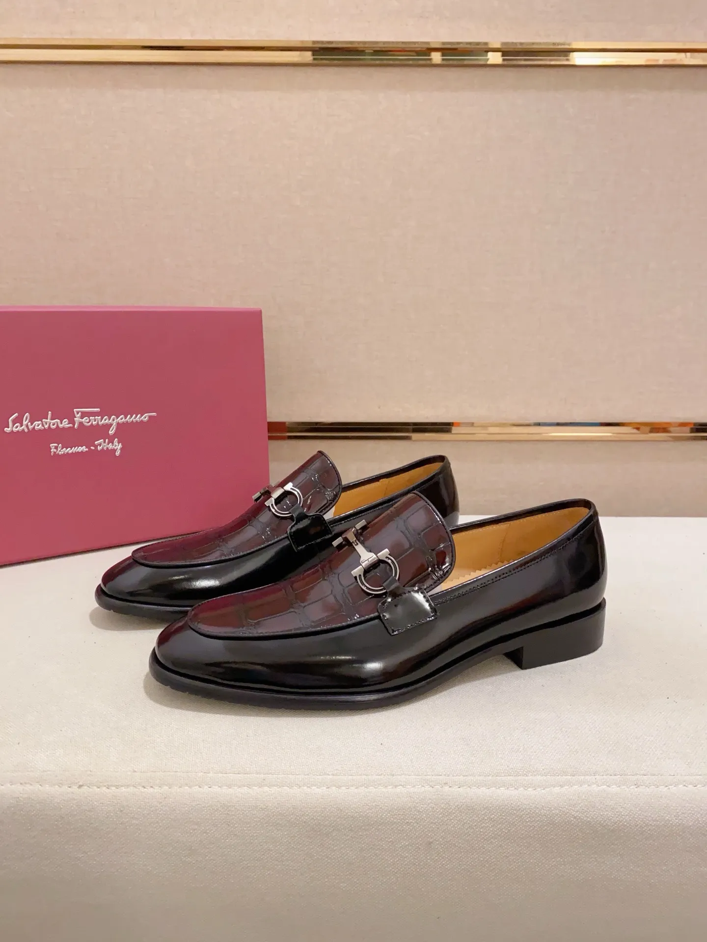 Men's shoes💰: 520💰 High version Ferragamo quality! 🆕🆕Exclusive hot-selling products in stock🔥🔥New products on the shelves, high-quality shoes, high-end driving shoes, with complete packaging! 💪 💪 Material: imported patented cowhide 🐂 + imported high-quality water-dyed cowhide lining + wear-resistant outsole 👍🏻👍🏻 Features: high-end and comfortable, purely handmade 🚀 🚀 Create the perfect shoes that suit you best 🔥 🔥 Size: (38-44) Can be customized 45 non-returnable!